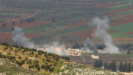 Von der Türkei unterstützte Rebellengruppen feuern in der Region Afrin Richtung kurdischer Truppen. 