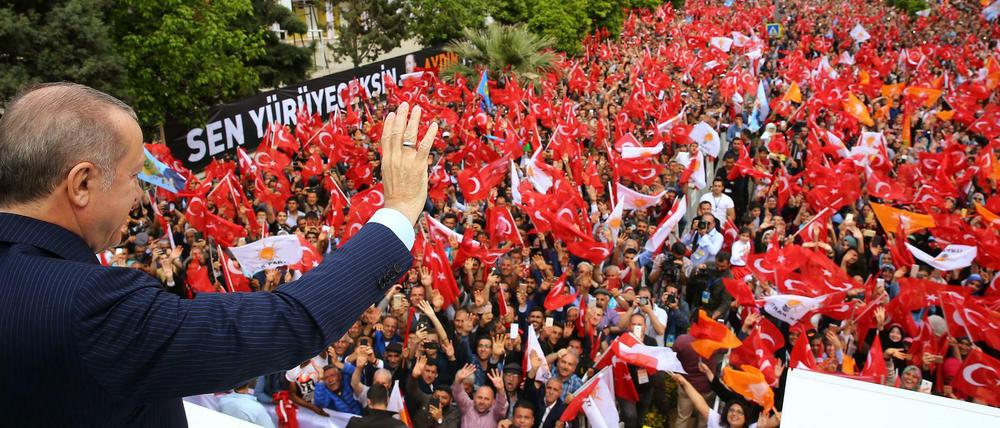 Der türkische Staatspräsident Recep Tayyip Erdogan wird von seinen AKP-Anhängern gefeiert.  