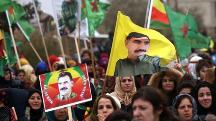 Syrische Kurden demonstrieren mit Öcalan-Porträts.