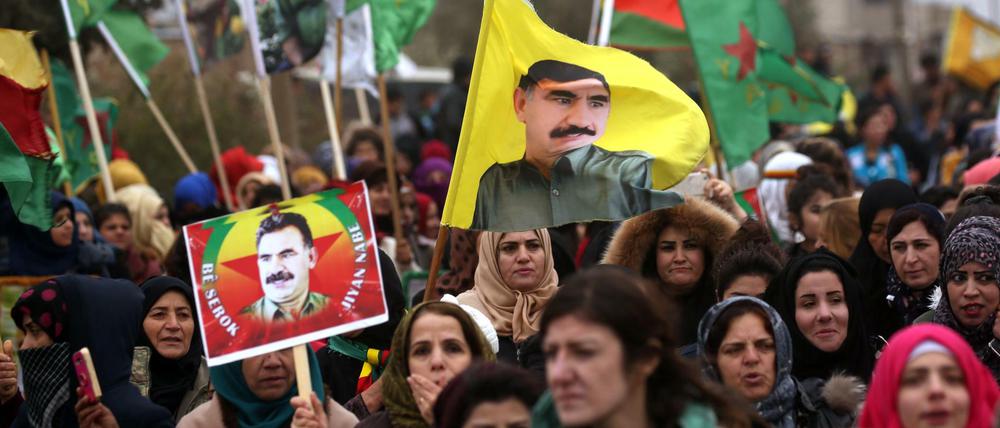 Syrische Kurden demonstrieren mit Öcalan-Porträts.