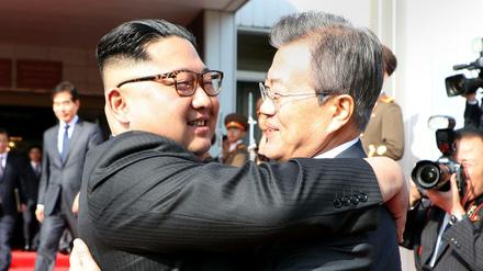 Nordkoreas Machthaber Kim und Südkoreas Präsident Moon bei ihrem historischen Treffen im Mai