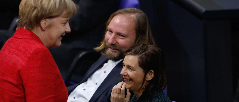 Schwarz-Grün - eine Möglichkeit? Kanzlerin Angela Merkel mit den Grünen-Fraktionschefs Anton Hofreiter und Katrin Göring-Eckardt.