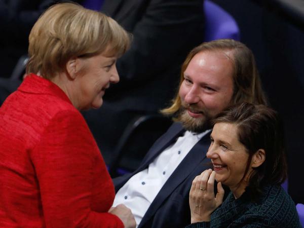Schwarz-Grün - eine Möglichkeit? Kanzlerin Angela Merkel mit den Grünen-Fraktionschefs Anton Hofreiter und Katrin Göring-Eckardt.