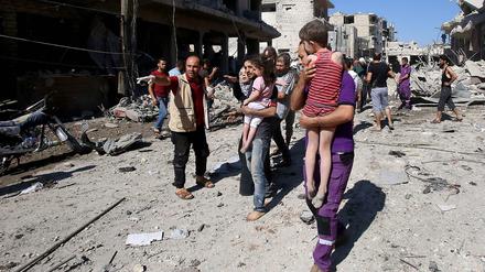 Zivilisten flüchten vor den Bombardements der russischen Luftwaffe in der syrischen Provinz Idlib.