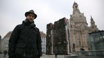 Der deutsch-syrische Künstler Manaf Halbouni vor seiner Installation "Monument" an der Frauenkirche in Dresden.