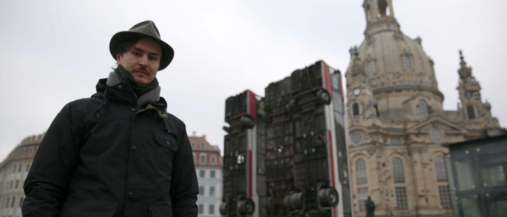 Der deutsch-syrische Künstler Manaf Halbouni vor seiner Installation "Monument" an der Frauenkirche in Dresden.