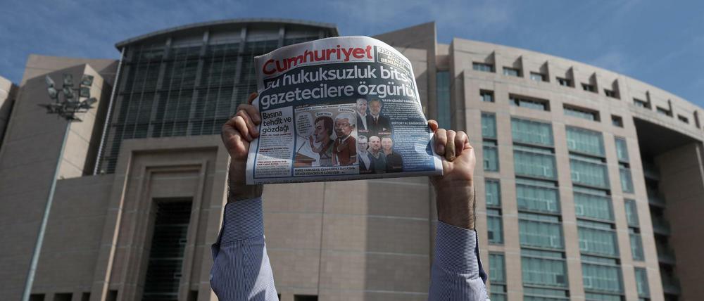Der Vorwurf der Verbindungen zu terroristischen Gruppen gegen den Mitarbeiter der "Cumhuriyet" bleibt trotz Freilassung bestehen. 