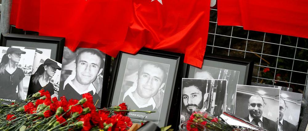 Gedenken an die Toten des Anschlags vor dem Istanbuler Nachtclub Reina