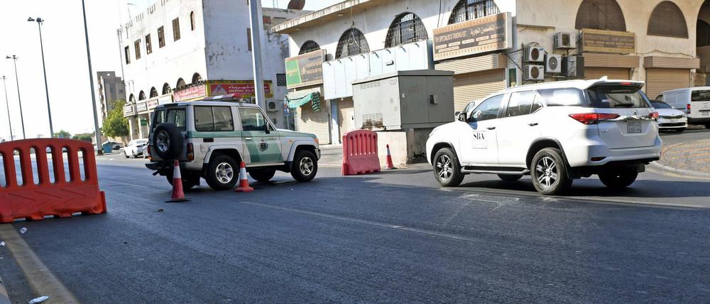 Saudische Polizisten sperren die Umgebung um den Anschlagsort in Dschidda ab. 