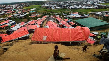 Mit den Ausmaßen einer deutschen Großstadt. Kilometerweit erstrecken sich Hütten und Zelte im Grenzgebiet von Bangladesch und Myanmar.