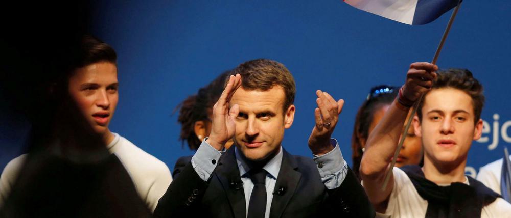 Emmanuel Macron hat erstmals Marine Le Pen in Umfragen überholt.