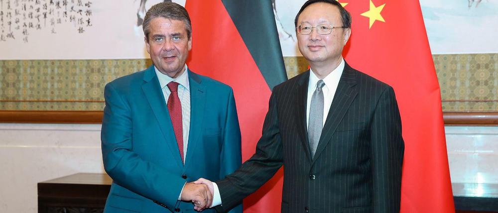 Außenminister Gabriel mit Chinas oberstem Außenpolitiker Yang Jiechi in Peking.