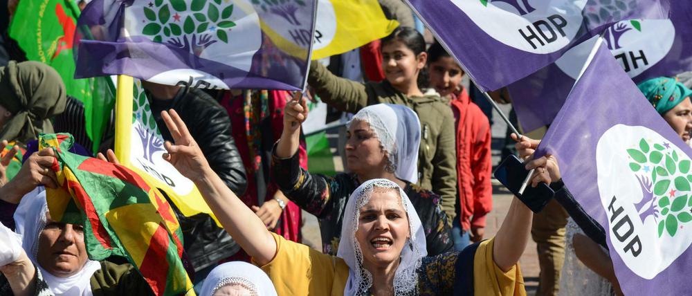 Kurdinnen mit HDP-Fahnen feiern das Neujahrs- und Frühlingsfest.