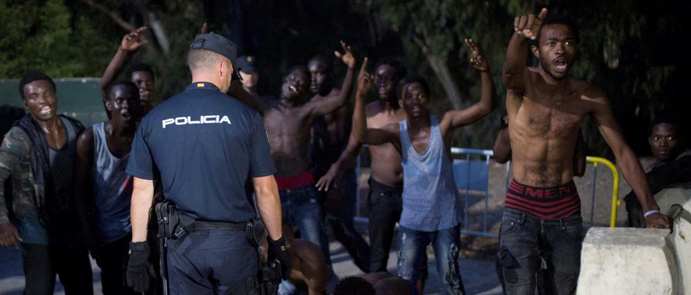 Afrikanische Migranten Anfang August nach Überwindung des Grenzzauns von Melilla, der spanischen Exklave in Marokko