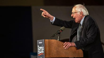 Bernie Sanders hält am Tag der Vorwahl eine Rede in Des Moines, Iowa.