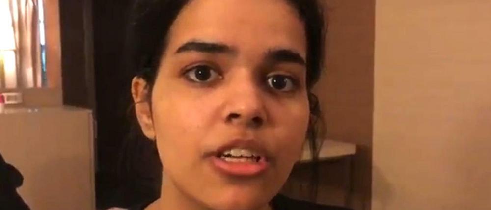 Rahaf al- Kanun stellte ihren Namen und eine Kopie ihres Passes online, dann flehte sie Menschen im Flughafen an, ihr zu helfen.