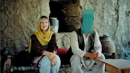 Hannelore Börgel in einem Bergdorf in einer östlichen Provinz Afghanistans. Das Gesicht ihres afghanischen Begleiters wurde abgedeckt, um ihn nicht zu gefährden. Denn in der Region sind Taliban unterwegs. 