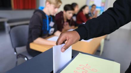 Jugendliche wählen an der Herbert-Hoover-Schule, Pankstraße 18 in Berlin-Wedding. (Archivbild)