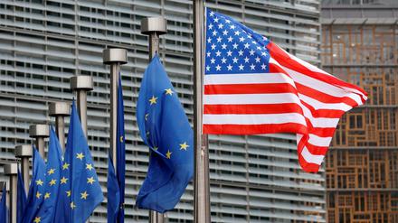 Alleine gegen Europa? Die US-Fahne flattert vor dem Hauptgebäude der EU-Kommission in Brüssel anlässlich des Besuchs von Vizepräsident Mike Pence.