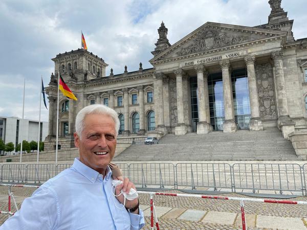 Peter Ramsauer vor dem Reichstagsgebäude, seit 31 Jahren ist er im Bundestag. 