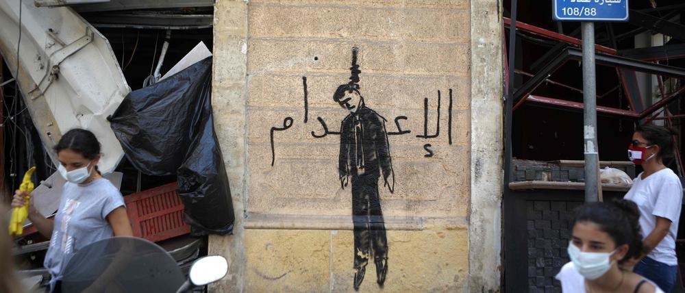 Feindselige Stimmung: Ein Graffiti in Beirut wünscht Politikern den Tod, während die Bürger versuchen, ihre Stadt wieder zu säubern.