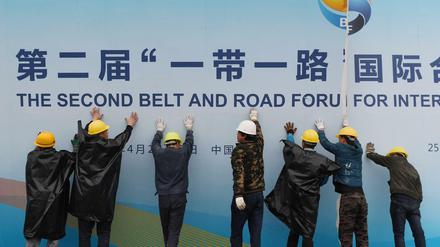 anAlles für die Neue Seidenstraße. Chinesische Arbeiter bauen die Kulisse für ein Panel während des zweiten Belt and Road Forum in Peking ab (2019).
