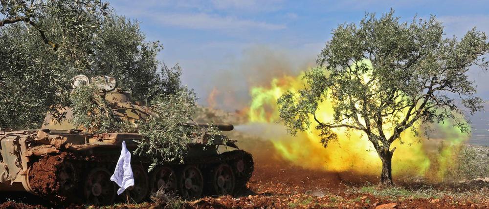 Von der Türkei unterstützte Rebellen feuern an der syrisch-türkischen Grenzstadt Salwah auf YPG-Kämpfer.