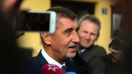 Der tschechische Milliardär und Politiker Andrej Babis spricht nach der Stimmabgabe zu den Medien.