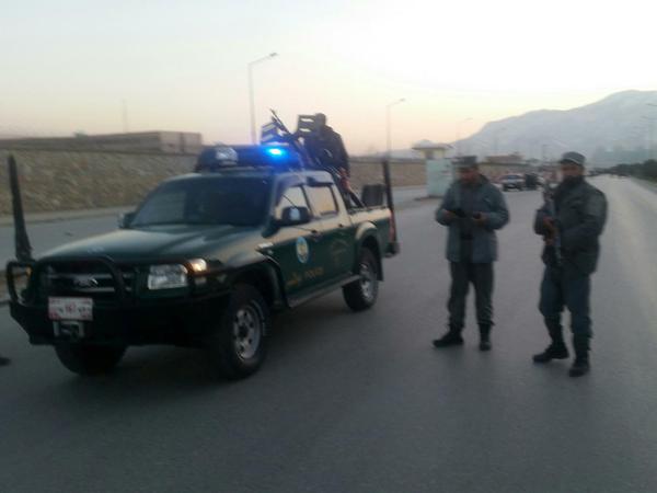 Sicherheitskräfte sichern den Tatort vor dem Parlament in Kabul. 