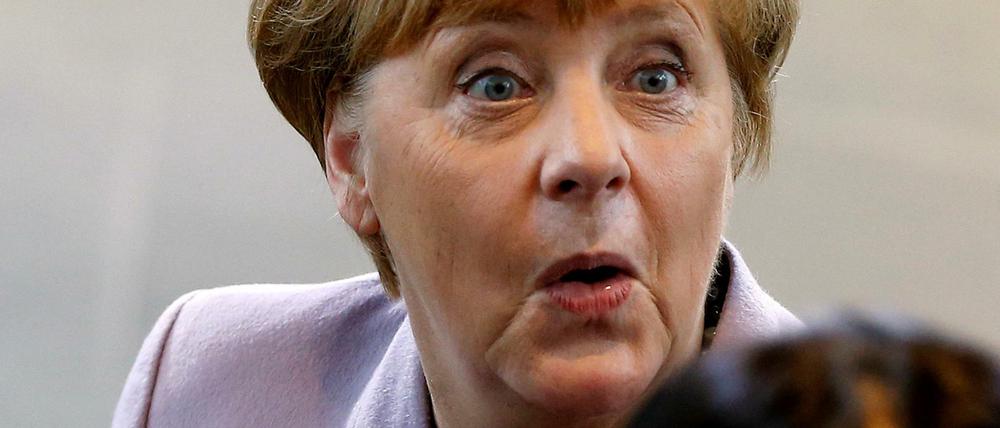Da staunt die Kanzlerin. Angela Merkel kandidiert erneut. Überwiegend viele Wähler finden das gut, zeigt eine Umfrage. 