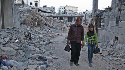 Syrisches Mädchen mit ihrem Vater in Afrin