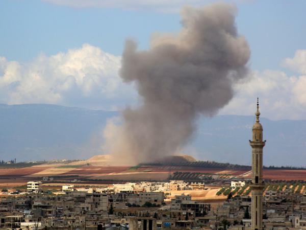 Rauch steigt auf über Kafr Ain in der Provinz Idlib. 