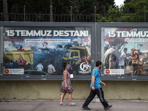 Die offizielle Plakatkampagne der türkischen Regierung kombiniert klassische Staatspropagandakunst mit Kriegsfotografie. 
