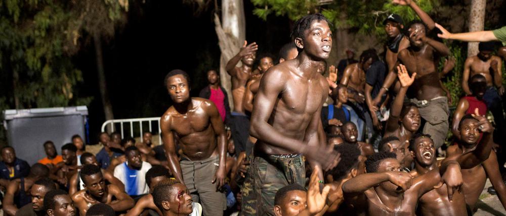 Migranten aus Afrika nach der Überquerung der Grenze zu Spanien in der Enklave Ceuta. 