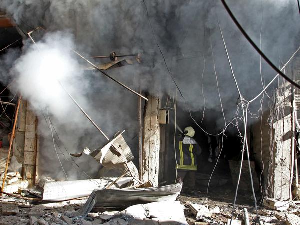 Rauch dringt aus einem Gebäude in Maarat al-Numan, das am 20. Dezember 2019 bombadiert worden ist.