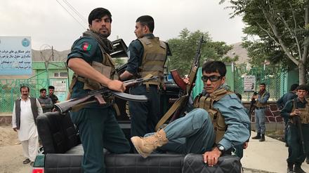 Wieder Explosionen in Kabul: Polizisten auf dem Weg zum Tatort