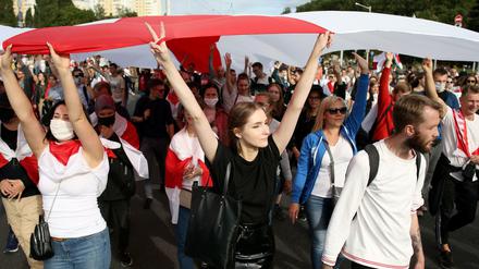 In Minsk kamen erneut Zehntausende zusammen, um gegen Machthaber Lukaschenko zu demonstrieren.
