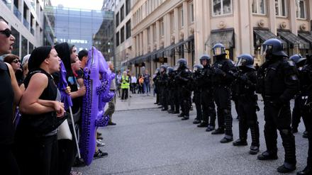 Demonstranten stehen in Hamburg einer Kette von Polizisten gegenüber - nicht zum ersten Mal.