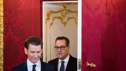 Österreichs Kanzler Kurz (ÖVP, links) und sein Vize-Kanzler Strache (FPÖ) treten beim Bundespräsidenten zu ihrer Angelobung an.