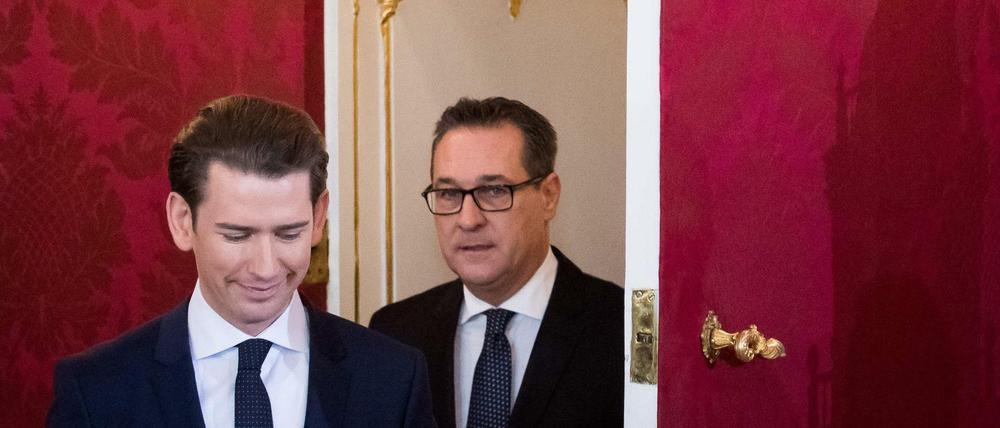 Österreichs Kanzler Kurz (ÖVP, links) und sein Vize-Kanzler Strache (FPÖ) treten beim Bundespräsidenten zu ihrer Angelobung an.