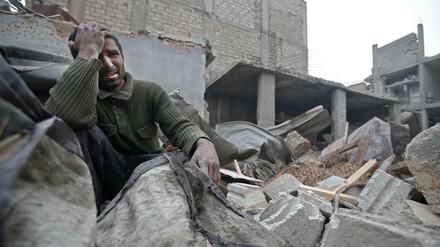 Zerstörung und Verzweiflung nach einem Luftangriff auf eine Rebellenstandort in Syrien 