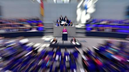 Der Bundestag soll lebendiger debattieren, fordern die Opposition und die SPD.