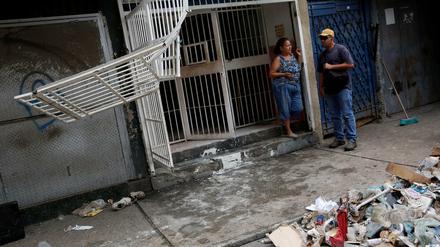 Geplünderter Laden: Bei nächtlichen Unruhen in Caracas blieb es nicht bei Sachschäden.