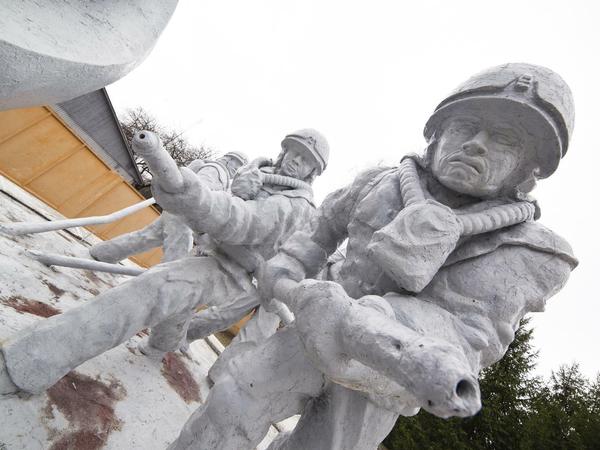 Feuerwehrleute. Helden. Das Denkmal für "jene, die die Welt gerettet haben", steht am Stadtrand von Tschernobyl. 