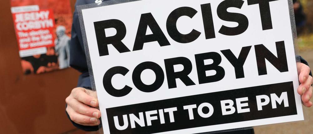 Der Protest gegen Jeremy Corbyn hält an - seine Partei gehe weiterhin zu zögerlich mit Antisemitismus um.