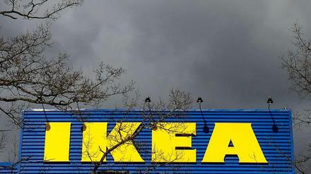 Düstere Wolken über dem Logo von IKEA auf einer Filiale im Südwesten von London.