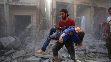 Schrecken ohne Ende. Szene in Idlib nach einer Bombardierung durch Assads Luftwaffe. Syrien bleibt auch nach den militärischen Erfolgen des Regimes ein extrem gefährliches Land. 
