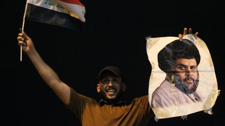 Ein Unterstützer Sadrs feiert in Baghdad feiert: Das Bündnis des Schiiten-Politikers schnitt erstaunlich gut ab.
