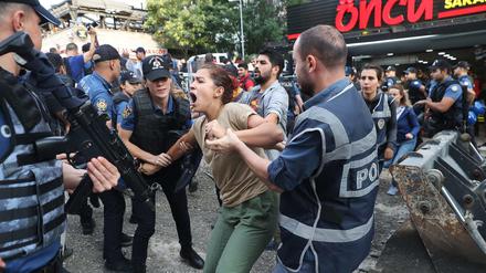 In der Hauptstadt Ankara protestierten Menschen gegen die Amtsenthebung von drei Bürgermeistern der pro-kurdischen Partei HDP.