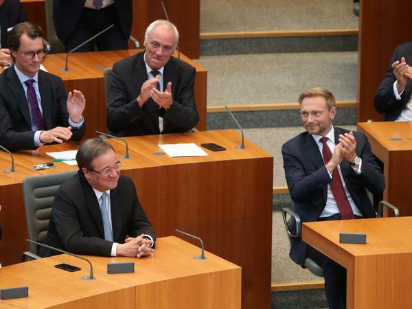 Armin Laschet bekommt Applaus nach der Bekanntgabe des Wahlergebnisses. 